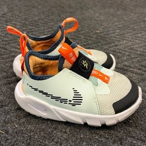 NIKE BOYS TODDLER FLEX RUNNER SLIP ON SNEAKER - BARELY GREEN / BLACK / WHITE 7C